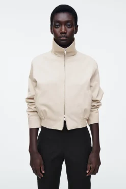 BOMBER CON CUELLO ALTO*COS Fashion
