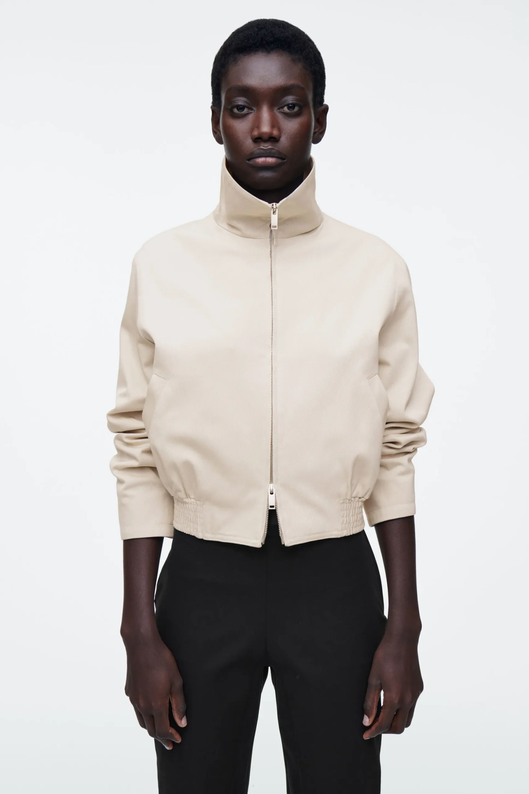 BOMBER CON CUELLO ALTO*COS Fashion