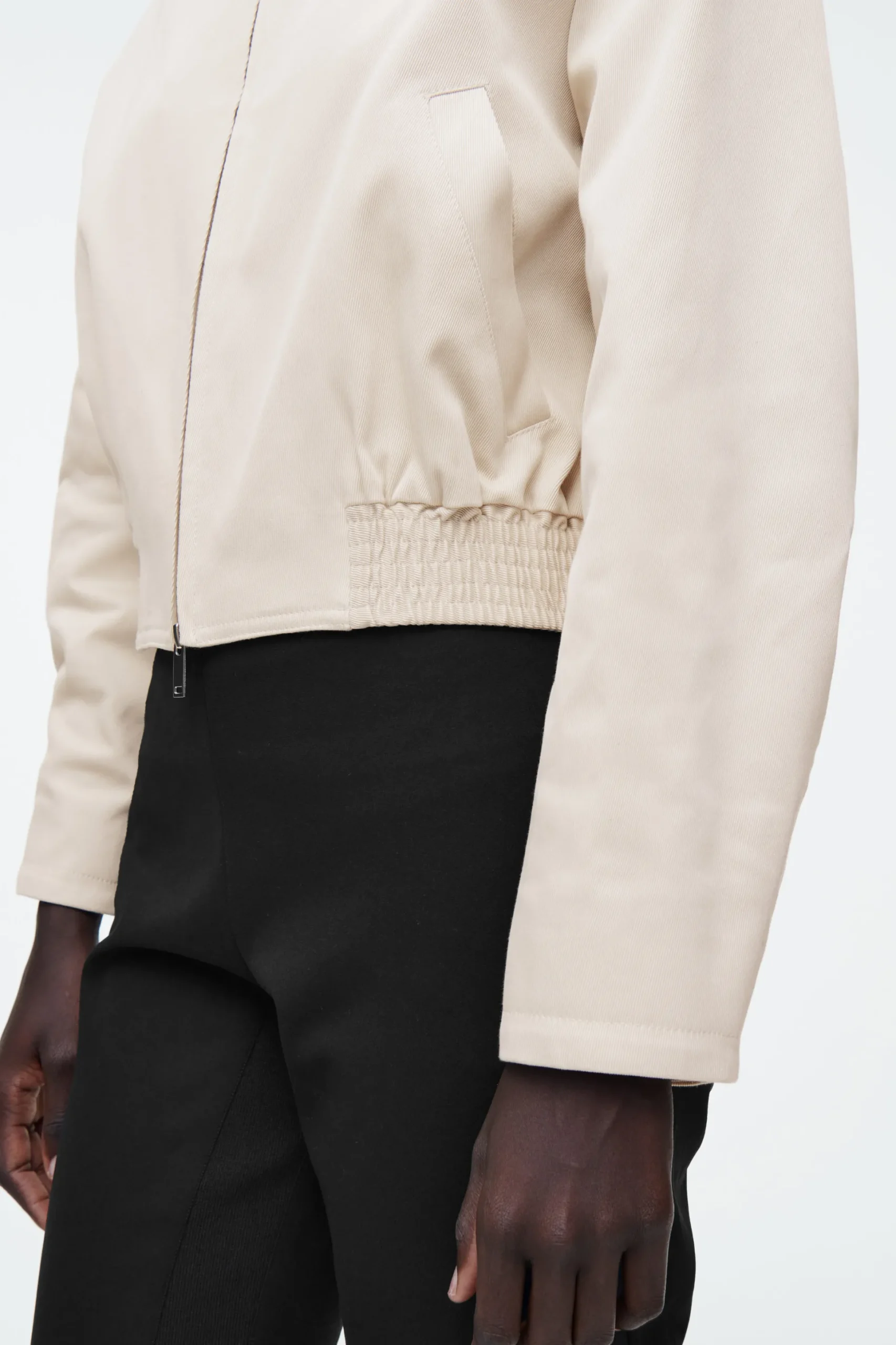 BOMBER CON CUELLO ALTO*COS Fashion