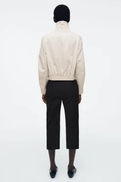 BOMBER CON CUELLO ALTO*COS Fashion