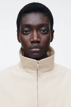 BOMBER CON CUELLO ALTO*COS Fashion