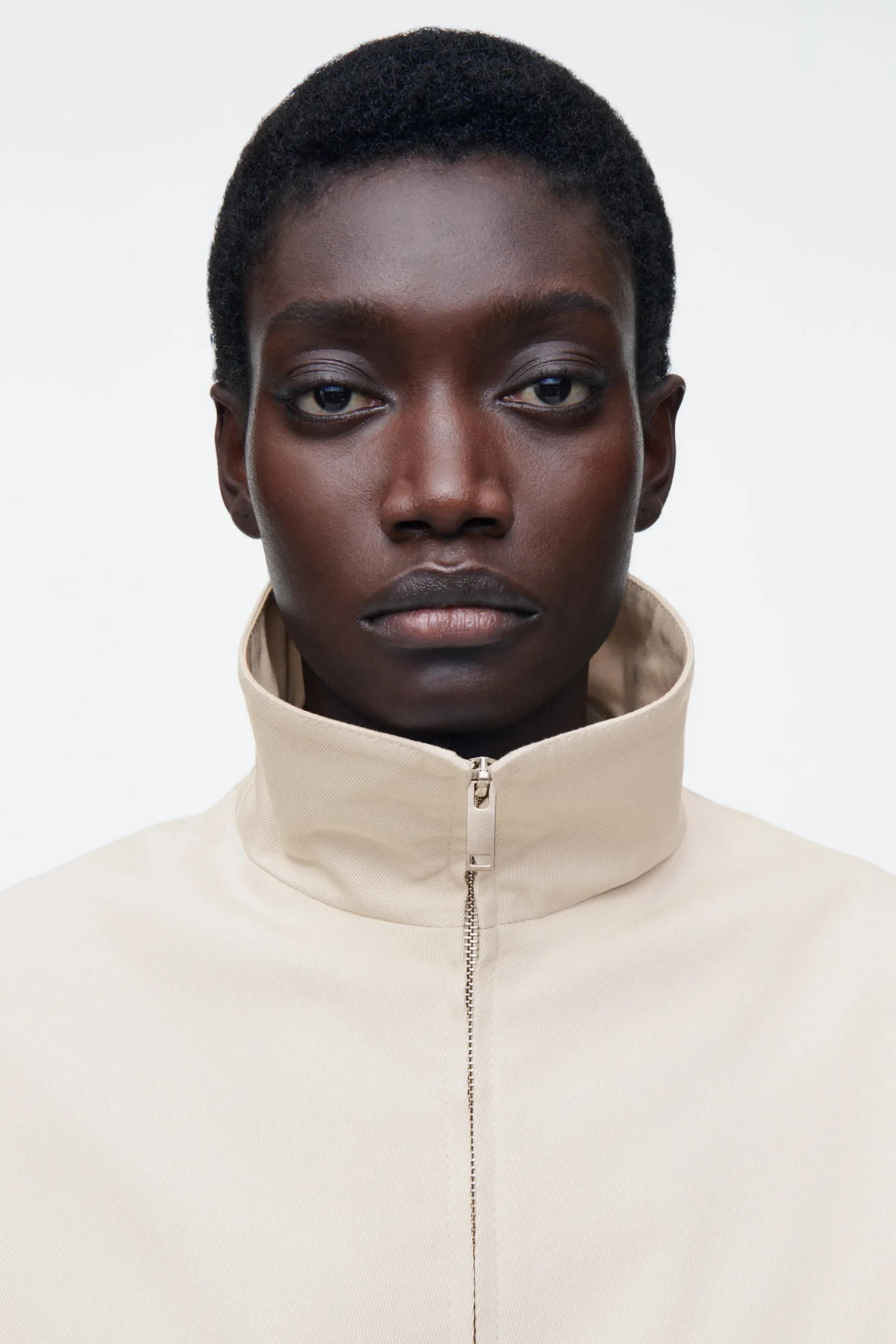 BOMBER CON CUELLO ALTO*COS Fashion