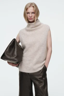 CHALECO DE CASHMERE CEPILLADO CON CUELLO DE EMBUDO*COS Outlet