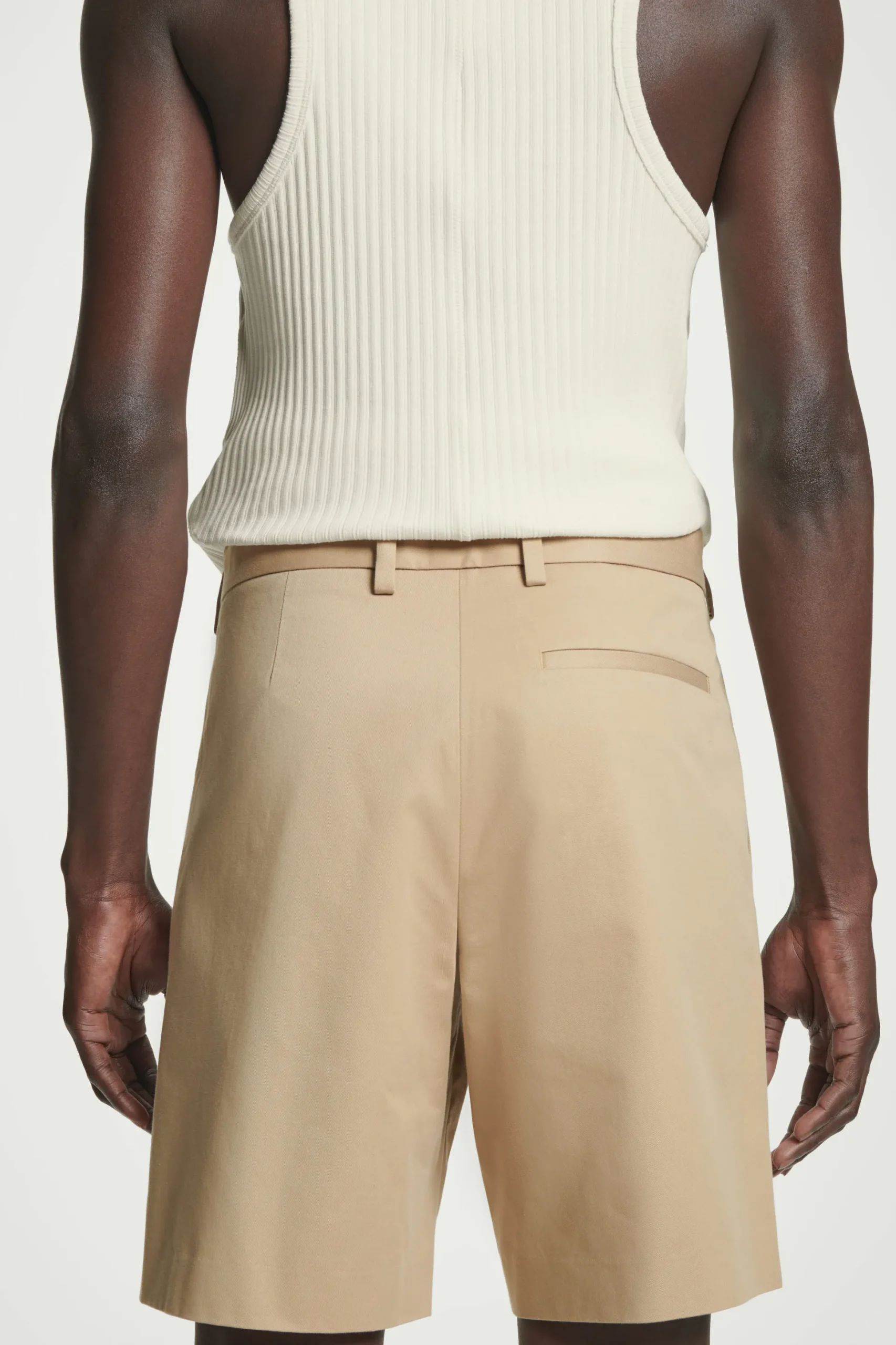PANTALÓN CHINO CORTO*COS Fashion