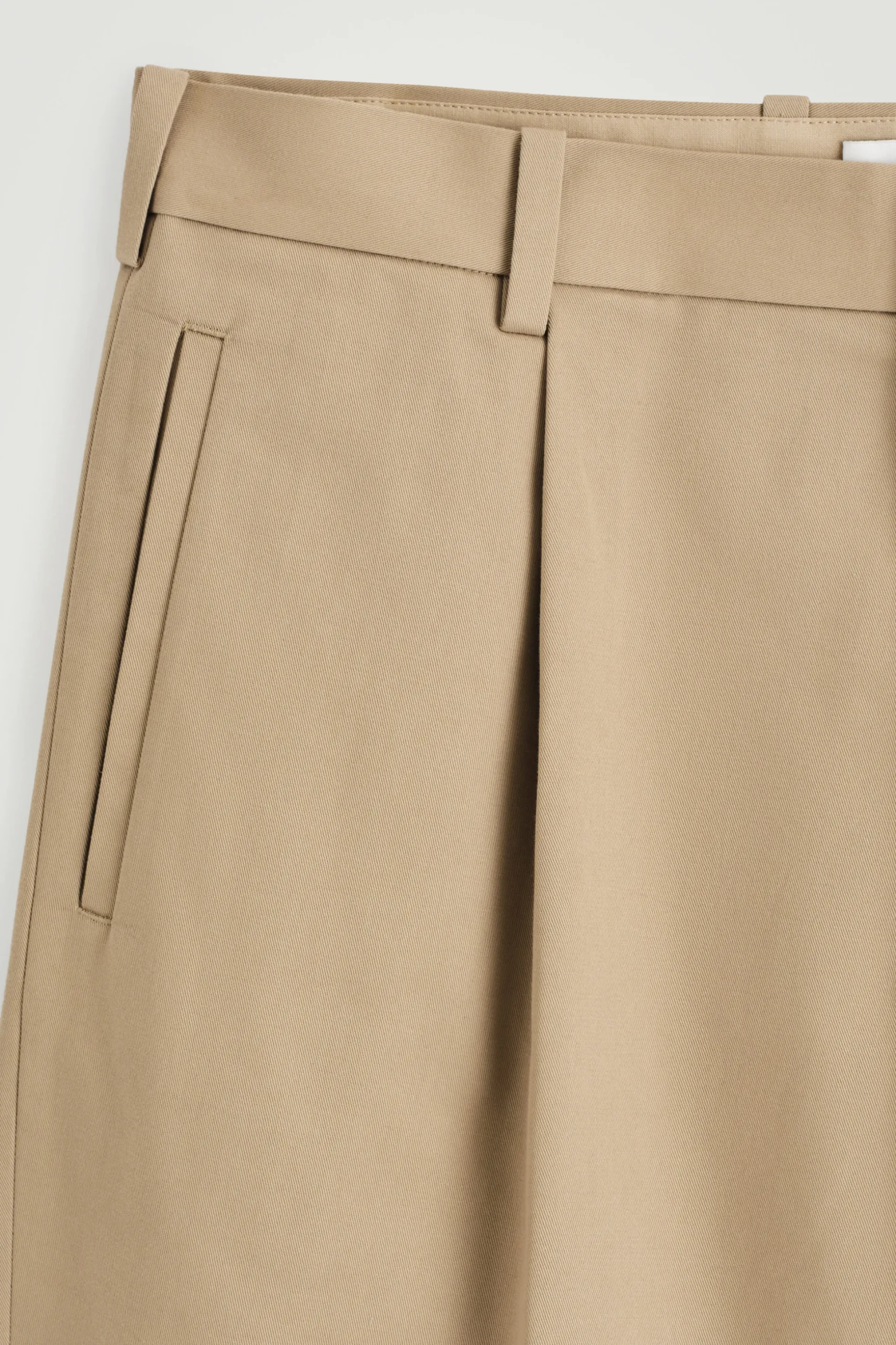 PANTALÓN CHINO CORTO*COS Fashion