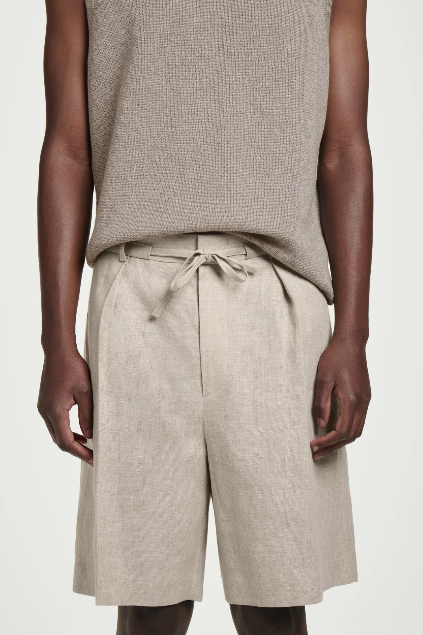 PANTALÓN CORTO DE LINO CON AJUSTE DE CORDÓN*COS Fashion