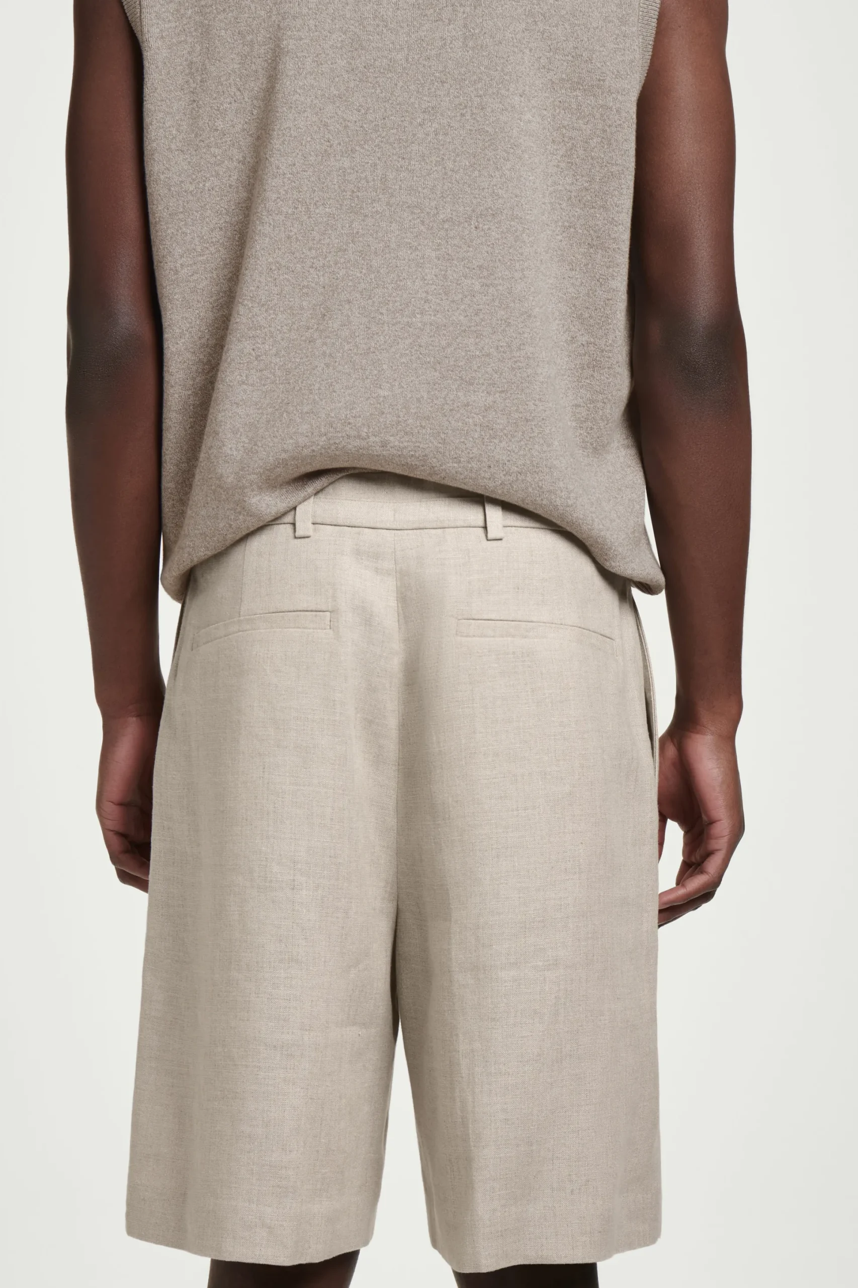 PANTALÓN CORTO DE LINO CON AJUSTE DE CORDÓN*COS Fashion
