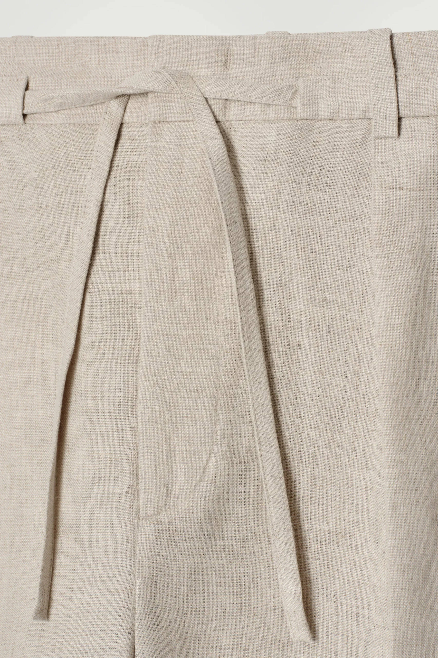 PANTALÓN CORTO DE LINO CON AJUSTE DE CORDÓN*COS Fashion