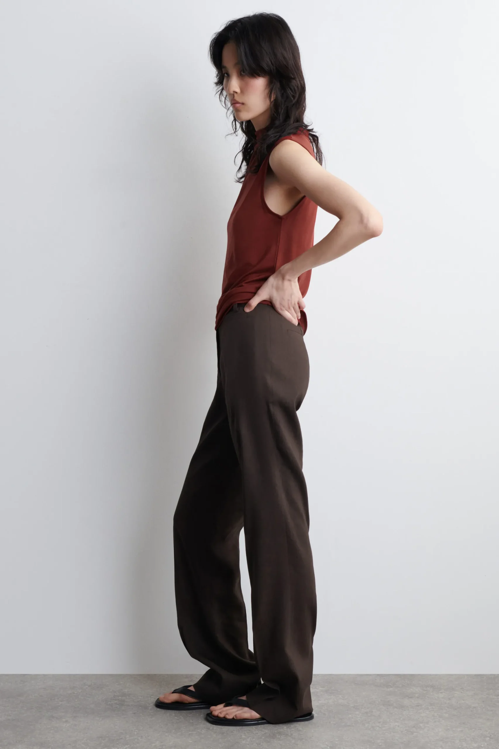 TOP SIN MANGAS CON CUELLO ALTO DRAPEADO*COS Online
