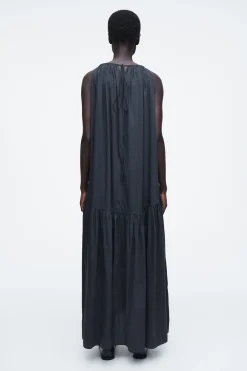 VESTIDO LARGO CON CUELLO HALTER FRUNCIDO*COS New