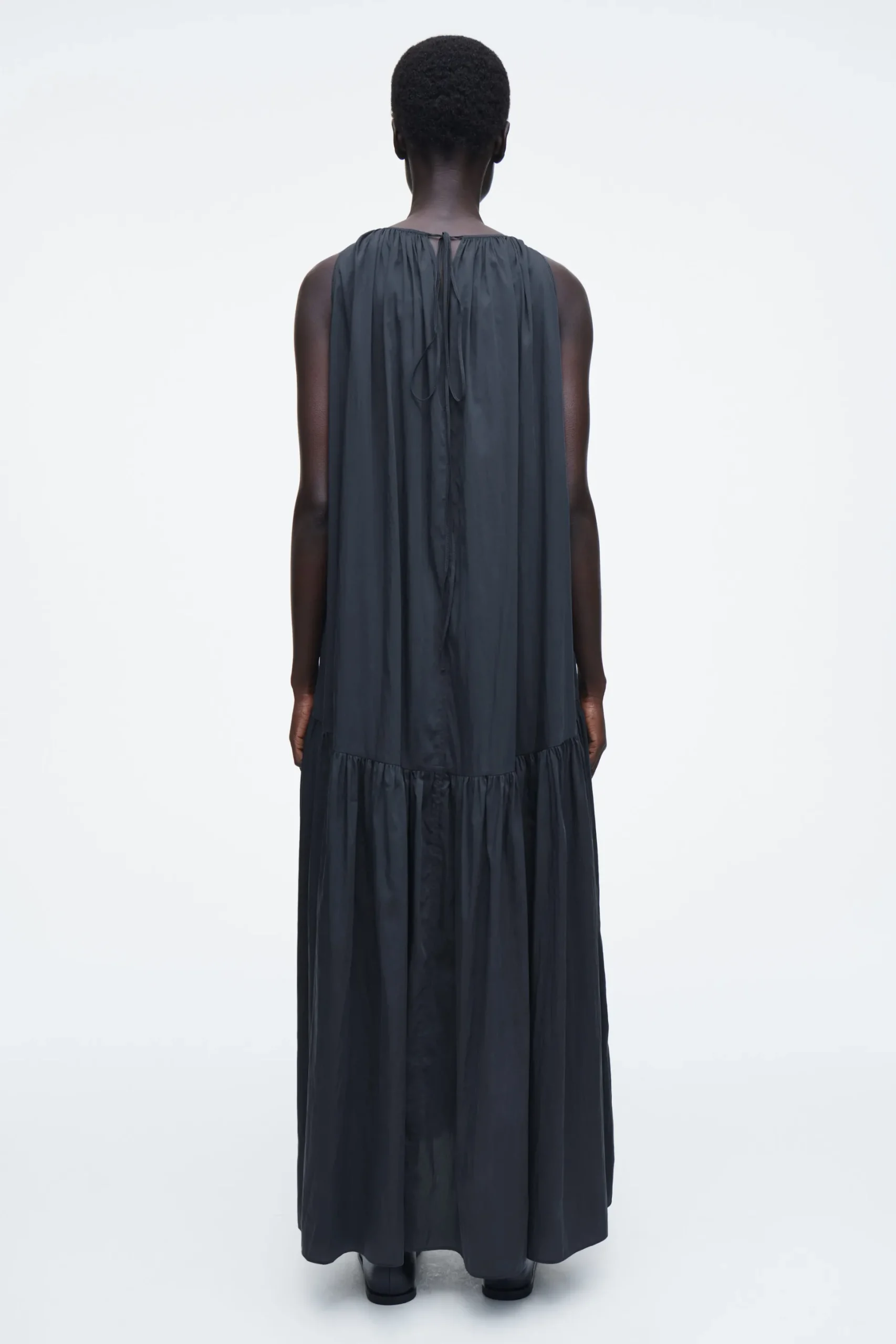 VESTIDO LARGO CON CUELLO HALTER FRUNCIDO*COS New